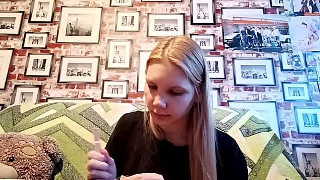 Snapshot of EvieBaggette chatting on 11-17-25, 08:20 EvieBaggette online show from 11-17-25, 08:20