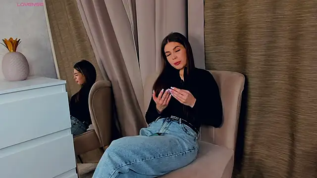 AnetteGamrath online show from 11-18-25, 03:27