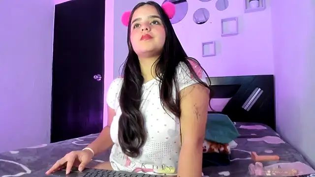 Babyhoney18 online show from 12-22-25, 07:33