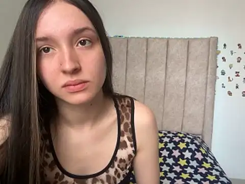 Snapshot of Glowsiren chatting on 11-19-25, 02:28 Glowsiren online show from 11-19-25, 02:28