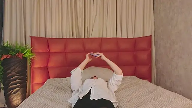 Snapshot of VelvetNyxen chatting on 12-19-25, 02:24 VelvetNyxen online show from 12-19-25, 02:24