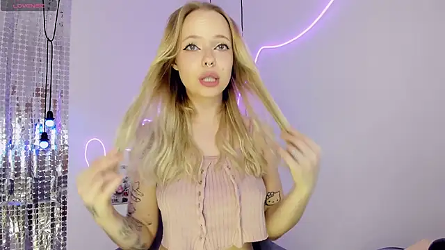 lucy loy online show from 11-20-25, 01:55