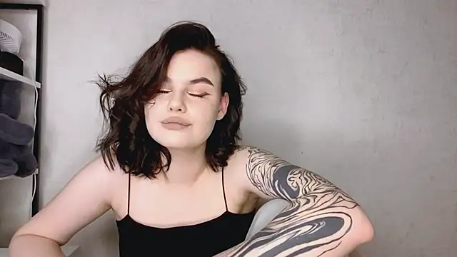 Snapshot of EllieVate chatting on 11-20-25, 05:12 EllieVate online show from 11-20-25, 05:12