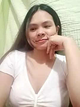 quynhquynh  online show from 12-14-25, 02:44