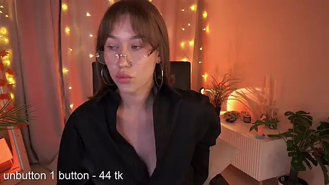 AnnetteLane online show from 11-29-25, 04:26