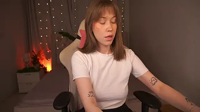 AnnetteLane online show from 12-23-25, 04:43