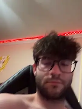 Snapshot of giganticgeorge chatting on 11-22-25, 04:44 giganticgeorge online show from 11-22-25, 04:44