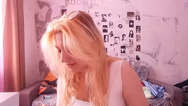 BirgitLanghorn online show from 11-24-25, 10:37