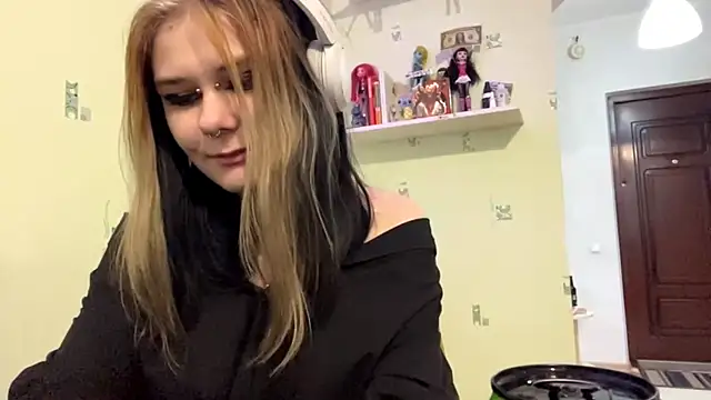 TraceeSchutt online show from 12-18-25, 01:06