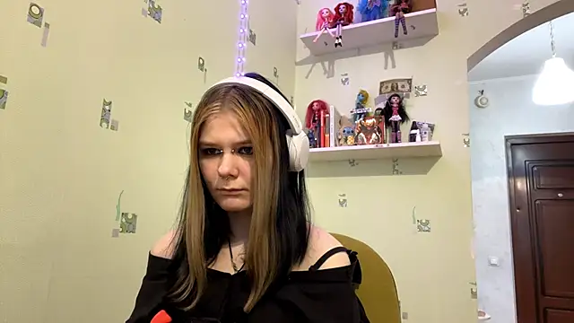 TraceeSchutt online show from 12-21-25, 01:18