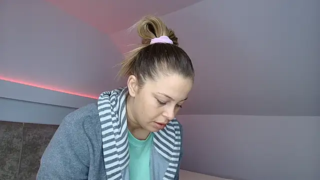 Snapshot of KateAllyaa chatting on 01-12-26, 07:57 KateAllyaa online show from 01-12-26, 07:57