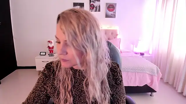 Violeta Hotter online show from 12-15-25, 01:15