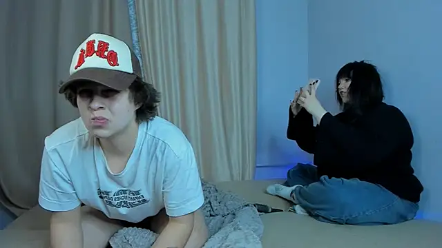 Snapshot of DoubleTide chatting on 11-24-25, 10:42 DoubleTide online show from 11-24-25, 10:42