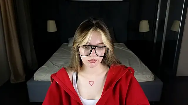 Snapshot of MILLIE_MUR chatting on 12-15-25, 05:55 MILLIE MUR online show from 12-15-25, 05:55