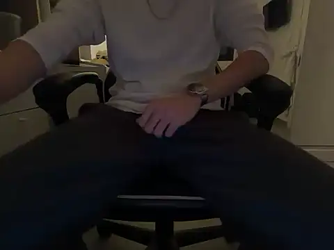 Snapshot of olive_yh chatting on 12-18-25, 03:07 olive yh online show from 12-18-25, 03:07