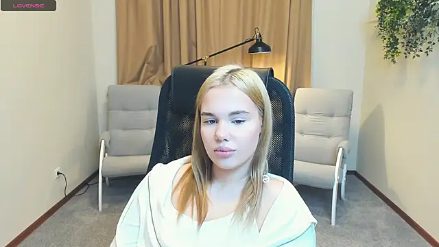 Snapshot of CorrineSchrodt chatting on 11-25-25, 12:49 CorrineSchrodt online show from 11-25-25, 12:49