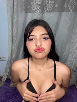 Snapshot of hannabloom chatting on 11-25-25, 03:17 hannabloom online show from 11-25-25, 03:17