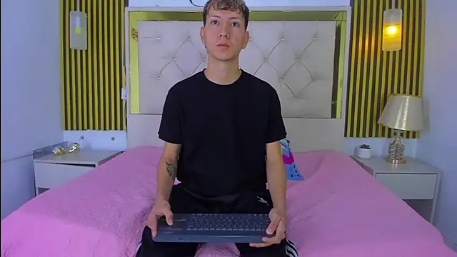 Snapshot of sammysex- chatting on 11-25-25, 06:24 sammysex- online show from 11-25-25, 06:24