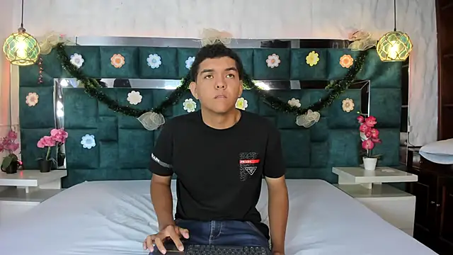 Snapshot of _bonnyandclyde chatting on 12-14-25, 11:48 bonnyandclyde online show from 12-14-25, 11:48