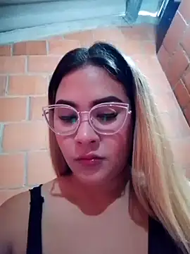 Snapshot of Zoe_Glow chatting on 11-26-25, 12:17 Zoe Glow online show from 11-26-25, 12:17