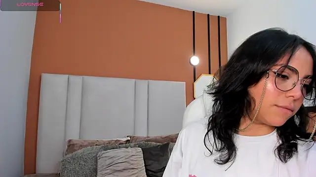 Snapshot of Scarlett_musik chatting on 01-13-26, 04:40 Scarlett musik online show from 01-13-26, 04:40