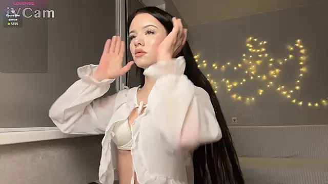 Snapshot of BeatriceMoonn chatting on 11-27-25, 03:19 BeatriceMoonn online show from 11-27-25, 03:19