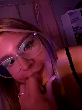 Snapshot of Alexarrm_17 chatting on 11-27-25, 03:52 Alexarrm 17 online show from 11-27-25, 03:52