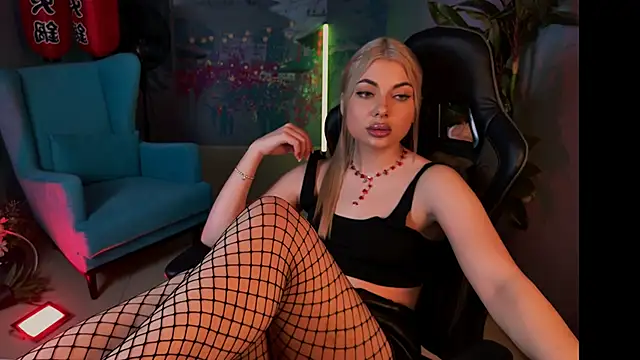 Snapshot of HyileyClark chatting on 11-27-25, 01:35 HyileyClark online show from 11-27-25, 01:35