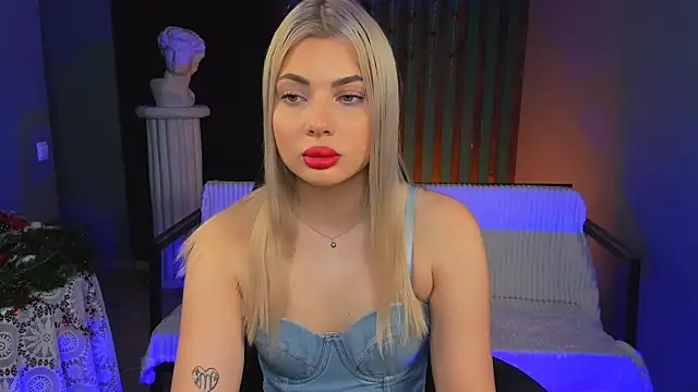 Snapshot of HyileyClark chatting on 01-12-26, 05:23 HyileyClark online show from 01-12-26, 05:23