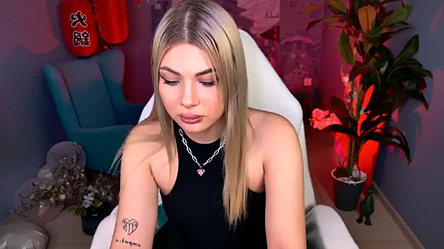 Snapshot of HyileyClark chatting on 03-02-26, 03:19 HyileyClark online show from 03-02-26, 03:19