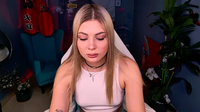 Snapshot of HyileyClark chatting on 03-15-26, 11:16 HyileyClark online show from 03-15-26, 11:16