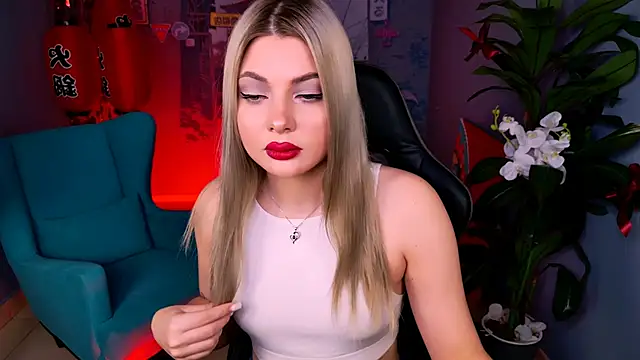 Snapshot of HyileyClark chatting on 04-06-26, 01:34 HyileyClark online show from 04-06-26, 01:34