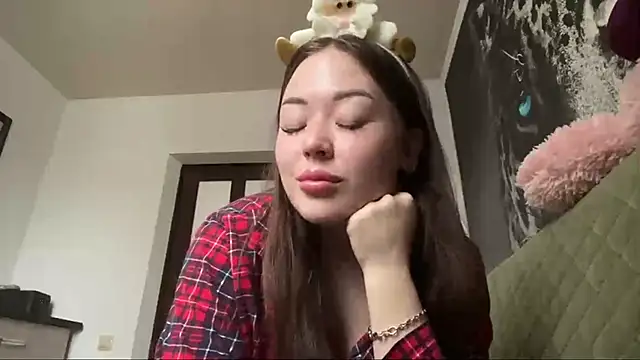 CurietHana1 online show from 12-19-25, 03:57