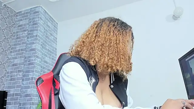 Snapshot of Crystal_bunn chatting on 11-27-25, 08:44 Crystal bunn online show from 11-27-25, 08:44