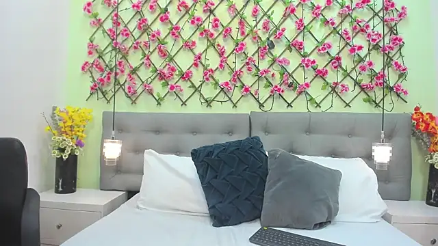 Luna delvalle online show from 11-28-25, 05:54