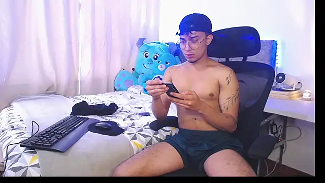 Snapshot of Thyler_west23 chatting on 11-27-25, 03:58 Thyler west23 online show from 11-27-25, 03:58