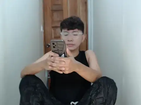 Snapshot of asiantwink0000 chatting on 12-23-25, 08:34 asiantwink0000 online show from 12-23-25, 08:34