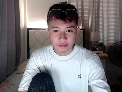 Snapshot of asiantwink0000 chatting on 02-11-26, 02:05 asiantwink0000 online show from 02-11-26, 02:05