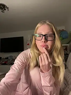 Snapshot of RosieLovexoxx chatting on 12-16-25, 05:07 RosieLovexoxx online show from 12-16-25, 05:07