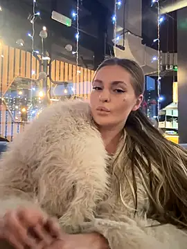 Snapshot of MilenaLuxury chatting on 11-28-25, 03:04 MilenaLuxury online show from 11-28-25, 03:04