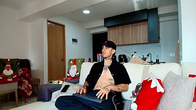 Snapshot of liorvante chatting on 12-17-25, 02:01 liorvante online show from 12-17-25, 02:01