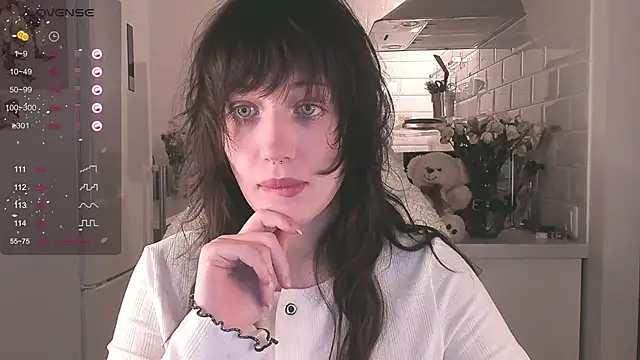 Snapshot of MePretty chatting on 12-12-24, 11:58 MePretty online show from 12-12-24, 11:58