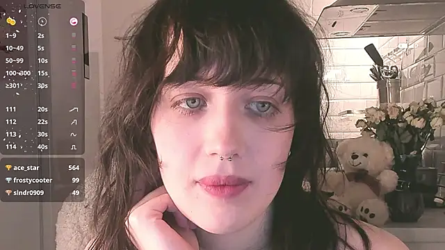 Snapshot of MePretty chatting on 12-19-24, 02:01 MePretty online show from 12-19-24, 02:01