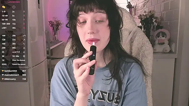 Snapshot of MePretty chatting on 03-19-25, 10:09 MePretty online show from 03-19-25, 10:09