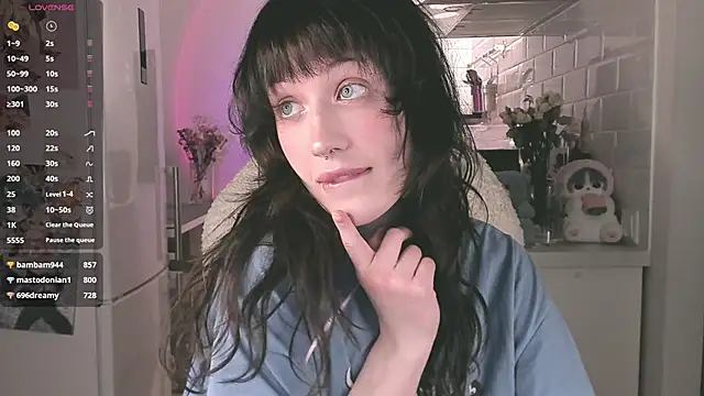 Snapshot of MePretty chatting on 03-21-25, 11:56 MePretty online show from 03-21-25, 11:56