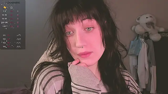 Snapshot of MePretty chatting on 10-21-25, 05:24 MePretty online show from 10-21-25, 05:24