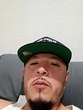 Snapshot of Lalin2323 chatting on 02-04-26, 01:33 Lalin2323 online show from 02-04-26, 01:33