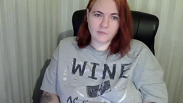 Snapshot of LisaLeon chatting on 12-01-25, 03:06 LisaLeon online show from 12-01-25, 03:06