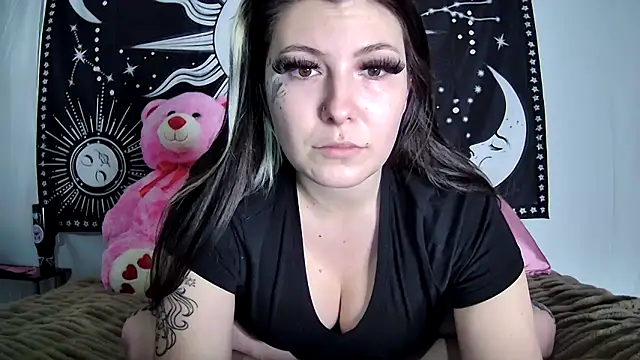 Snapshot of Maexoxo chatting on 02-19-26, 05:03 Maexoxo online show from 02-19-26, 05:03