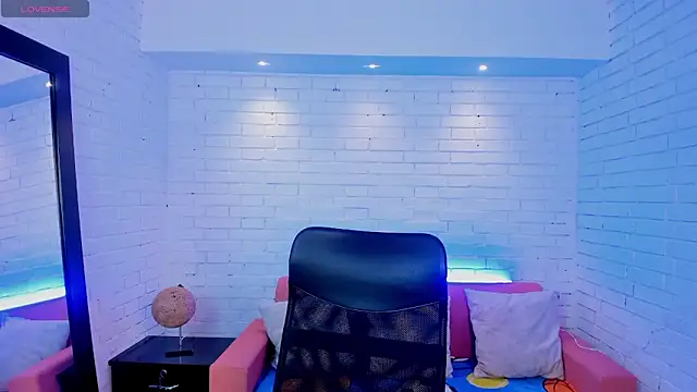 TiffanyHoustton online show from 02-25-26, 12:04